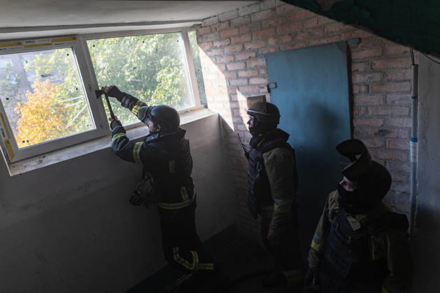 Aftermath of Russian drone strike in Ukraine KRAMATORSK, UKRAINE - OCTOBER 9: Ukrainian firefighters put out a fire after a Russian FPV drone struck a residential building in Kramatorsk, Ukraine, on 9 October 2026 Diego Herrera Carcedo Anadolu Kramatorsk Ukraine. Editorial use only. Please get in touch for any other usage. Copyright: x2026xAnadoluxDiegoxHerreraxCarcedox
