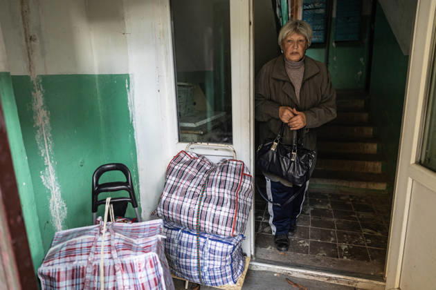 Aftermath of Russian drone strike in Ukraine KRAMATORSK, UKRAINE - OCTOBER 9: A local resident takes out her belongings whilst Ukrainian firefighters put out a fire following the impact of a Russian FPV drone on a residential building in Kramatorsk, Ukraine, 9 October 2026 Diego Herrera Carcedo Anadolu Kramatorsk Ukraine. Editorial use only. Please get in touch for any other usage.  Copyright: x2026xAnadoluxDiegoxHerreraxCarcedox