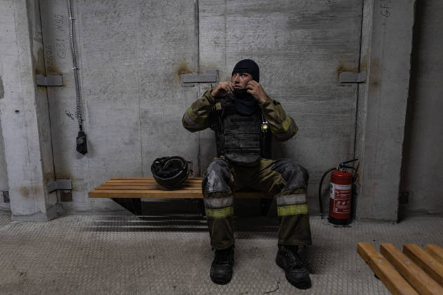 Aftermath of Russian drone strike in Ukraine KRAMATORSK, UKRAINE - OCTOBER 9: Ukrainian firefighters take shelter in a refuge whilst fighting a fire in a residential area after hearing Russian drones, in Kramatorsk, Ukraine, 9 October 2026 Diego Herrera Carcedo Anadolu Kramatorsk Ukraine. Editorial use only. Please get in touch for any other usage.  Copyright: x2026xAnadoluxDiegoxHerreraxCarcedox