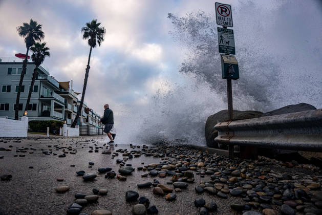 October 9, 2026, Oceanside, California, USA: Oceanside, California, receives large waves on October 9, 2026, during a historic El Nio±o season. Kelvin swells have brought major damages to the coastline. Oceanside USA - ZUMAg219 20261009_znp_g219_001 Copyright: xJakexLeexGreenx