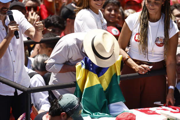 News Bilder des Tages Lula takes part in a campaign motorcade in Ceilandia Brazil s President e Luiz Inacio Lula da Silva (c), who is running for reelection, kisses a Brazilian flag during a campaign motorcade with the candidate for governor of the Distrito Federal, Leandro Grass (L), and his Vice, Dora Gomes, in Ceilandia, Distrito Federal, Brazil, on October 9, 2026. Lula da Silva is heading to a runoff against right-wing senator Flavio Bolsonaro. Photo: WILTON JUNIOR ESTADAO CONTEUDO CEILANDIA DF BRAZIL Copyright: xWILTONxJUNIORx