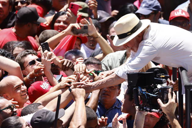 Lula takes part in a campaign motorcade in Ceilandia Brazil s President Luiz Inacio Lula da Silva, who is running for reelection, greets supporters during a campaign motorcade in Ceilandia, Distrito Federal, Brazil, on October 9, 2026. Lula da Silva is heading to a runoff against right-wing senator Flavio Bolsonaro. Photo: WILTON JUNIOR ESTADAO CONTEUDO CEILANDIA DF BRAZIL  Copyright: xWILTONxJUNIORx