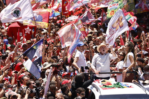 Lula takes part in a campaign motorcade in Ceilandia Brazil s President Luiz Inacio Lula da Silva (c), who is running for reelection, kisses a Brazilian flag during a campaign motorcade with the candidate for governor of the Distrito Federal, Leandro Grass (L), and his Vice, Dora Gomes, in Ceilandia, Distrito Federal, Brazil, on October 9, 2026. Lula da Silva is heading to a runoff against right-wing senator Flavio Bolsonaro. Photo: WILTON JUNIOR ESTADAO CONTEUDO CEILANDIA DF BRAZIL Copyright: xWILTONxJUNIORx