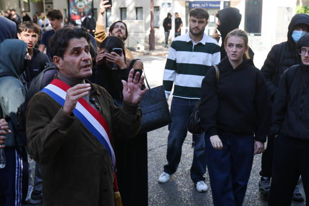 High school students block schools; Socialist MP Marc Pena comes to discuss with them in front of Vauvenargues High School in Aix-en-Provence. - 09 11 2026 - France Bouches-du-Rhone Marseille - SylvainxRostaingx xLexPictorium LePictorium_0342745