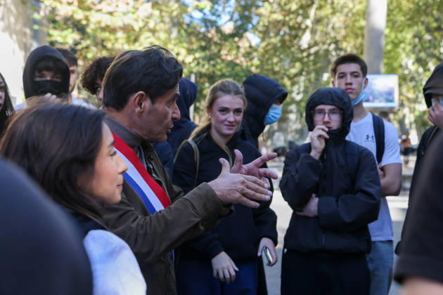 High school students block schools; Socialist MP Marc Pena comes to discuss with them in front of Vauvenargues High School in Aix-en-Provence. - 09 11 2026 - France Bouches-du-Rhone Marseille -  SylvainxRostaingx xLexPictorium LePictorium_0342744