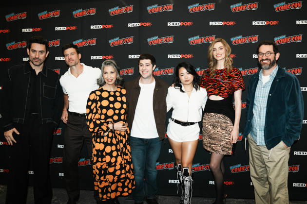 October 9, 2026, New York, New York, USA: Cast of CBS Studios new show Eternally Yours from left: ED WEEKS, PARKER YOUNG, ROSE ABDOO, JAREN LEWISON, HELEN J. SHEN, ALLEGRA EDWARDS and show runner and executive producer JOE WISEMAN at the 2026 New York Comic Con at the Javits Center on October 9, 2026 in New York. New York USA - ZUMAb148 20261009_zap_b148_005 Copyright: xBryanxSmithx