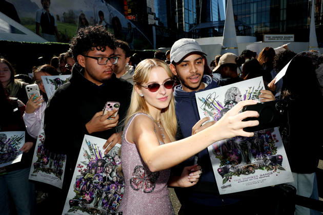 Cast and Fan at signing event at NYCC for The Hunger Games: Sunrise on the Reaping New York Comic Con Activation Featuring: Mckenna Grace with Fans Where: New York, New York, United States When: 09 Oct 2026 Credit: Marion Curtis StarPix for Lionsgate INSTARimages EDITORIAL USE ONLY. NOT FOR USE BY NEWSPAPERS BASED IN THE UK. Copyright: xx instar56081785