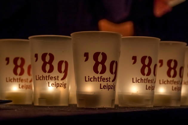 Seit 2009 findet in Leipzig zur Erinnerung an die Montagsdemonstrationen im Jahr 1989 am 9. Oktober das Lichtfest statt. Licht und Kunstinstallationen illuminieren die Stadt, menschen laufen mit Kerzen durch die Stadt. Lichtfest 2026