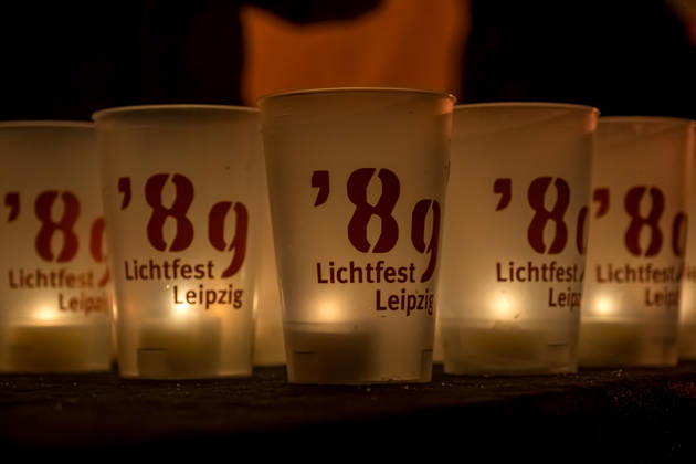 Seit 2009 findet in Leipzig zur Erinnerung an die Montagsdemonstrationen im Jahr 1989 am 9. Oktober das Lichtfest statt. Licht und Kunstinstallationen illuminieren die Stadt, menschen laufen mit Kerzen durch die Stadt. Lichtfest 2026