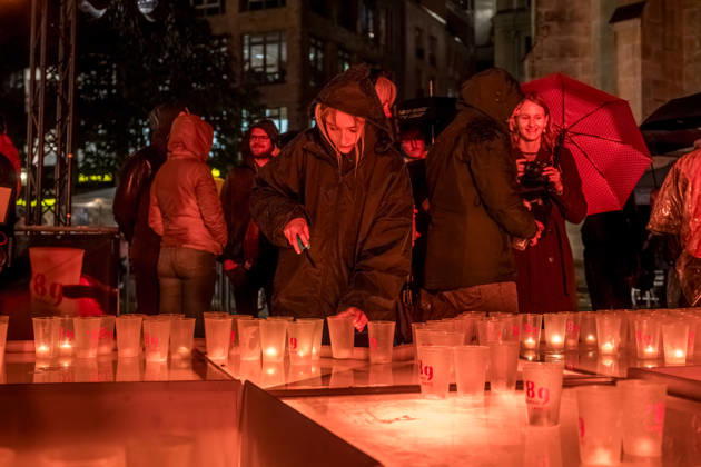 Seit 2009 findet in Leipzig zur Erinnerung an die Montagsdemonstrationen im Jahr 1989 am 9. Oktober das Lichtfest statt. Licht und Kunstinstallationen illuminieren die Stadt, menschen laufen mit Kerzen durch die Stadt. Lichtfest 2026