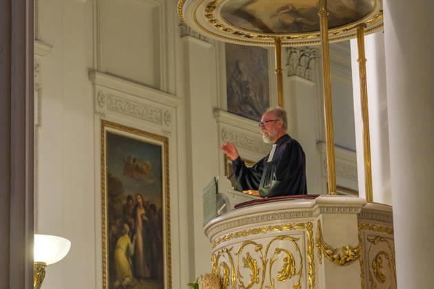 Seit 2009 findet in Leipzig zur Erinnerung an die Montagsdemonstrationen im Jahr 1989 am 9. Oktober das Lichtfest statt. Hier das Friedensgebet in der Nikolakirche mit Rede zur Demokratie. Lichtfest 2026