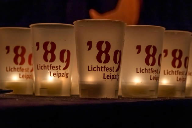 Seit 2009 findet in Leipzig zur Erinnerung an die Montagsdemonstrationen im Jahr 1989 am 9. Oktober das Lichtfest statt. Licht und Kunstinstallationen illuminieren die Stadt, menschen laufen mit Kerzen durch die Stadt. Lichtfest 2026