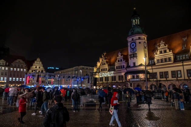 Seit 2009 findet in Leipzig zur Erinnerung an die Montagsdemonstrationen im Jahr 1989 am 9. Oktober das Lichtfest statt. Licht und Kunstinstallationen illuminieren die Stadt, menschen laufen mit Kerzen durch die Stadt. Lichtfest 2026