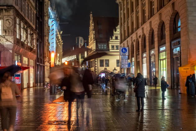 Seit 2009 findet in Leipzig zur Erinnerung an die Montagsdemonstrationen im Jahr 1989 am 9. Oktober das Lichtfest statt. Licht und Kunstinstallationen illuminieren die Stadt, menschen laufen mit Kerzen durch die Stadt. Lichtfest 2026