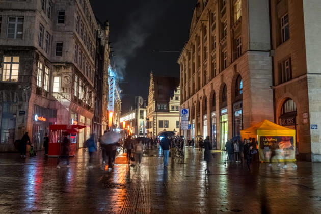 Seit 2009 findet in Leipzig zur Erinnerung an die Montagsdemonstrationen im Jahr 1989 am 9. Oktober das Lichtfest statt. Licht und Kunstinstallationen illuminieren die Stadt, menschen laufen mit Kerzen durch die Stadt. Lichtfest 2026
