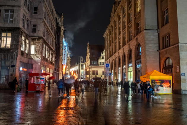 Seit 2009 findet in Leipzig zur Erinnerung an die Montagsdemonstrationen im Jahr 1989 am 9. Oktober das Lichtfest statt. Licht und Kunstinstallationen illuminieren die Stadt, menschen laufen mit Kerzen durch die Stadt. Lichtfest 2026