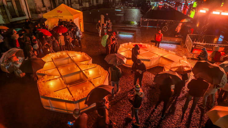 Seit 2009 findet in Leipzig zur Erinnerung an die Montagsdemonstrationen im Jahr 1989 am 9. Oktober das Lichtfest statt. Licht und Kunstinstallationen illuminieren die Stadt, menschen laufen mit Kerzen durch die Stadt. Lichtfest 2026