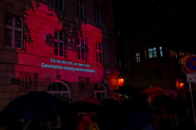 Seit 2009 findet in Leipzig zur Erinnerung an die Montagsdemonstrationen im Jahr 1989 am 9. Oktober das Lichtfest statt. Licht und Kunstinstallationen illuminieren die Stadt, menschen laufen mit Kerzen durch die Stadt. Lichtfest 2026