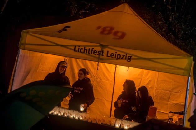 Seit 2009 findet in Leipzig zur Erinnerung an die Montagsdemonstrationen im Jahr 1989 am 9. Oktober das Lichtfest statt. Licht und Kunstinstallationen illuminieren die Stadt, menschen laufen mit Kerzen durch die Stadt. Lichtfest 2026