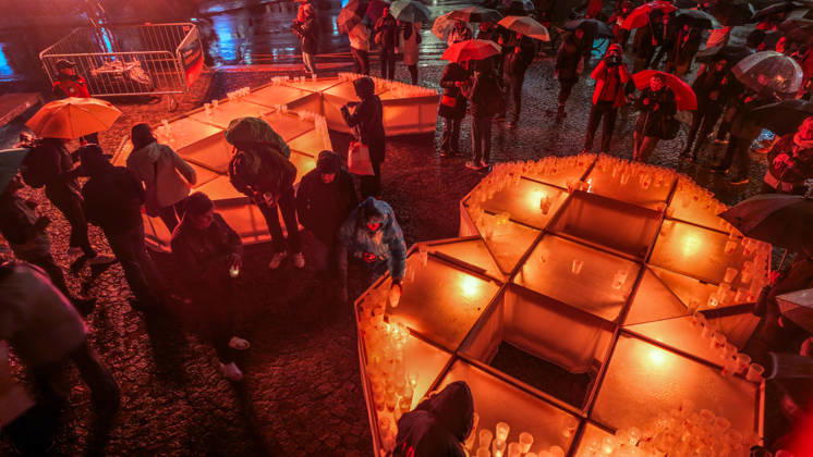Seit 2009 findet in Leipzig zur Erinnerung an die Montagsdemonstrationen im Jahr 1989 am 9. Oktober das Lichtfest statt. Licht und Kunstinstallationen illuminieren die Stadt, menschen laufen mit Kerzen durch die Stadt. Lichtfest 2026