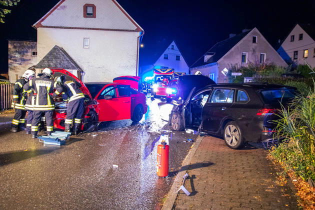 261009UnfallKönigswalde News ID: EN 2026-10-09 PKW kollidierten miteinander frontal zwei Verletzte Königswalde. Auf der Lindenstraße hat sich am Freitagabend ein Verkehrsunfall mit zwei PKW ereignet. Aus noch ungeklärter Ursache kollidierten gegen 21:30 Uhr ein Audi und ein VW, in einer Doppelkurve. Bei dem Unfall wurden ersten Informationen zu Folge, zwei Personen verletzt. Beide kamen jeweils mit einem Rettungswagen in ein Krankenhaus. Zwei weitere Personen blieben ersten Angaben zu Folge, unverletzt. Neben zwei Rettungswagen, einem Notarzt und der Polizei, kamen auch 20 Einsatzkräfte der Feuerwehr Königswalde sowie der diensthabende Kreisbrandmeister zum Einsatz. Diese unterstützten den Rettungsdienst, sicherten die Unfallste