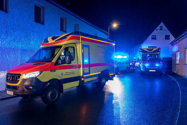 261009UnfallKönigswalde News ID: EN 2026-10-09 PKW kollidierten miteinander frontal zwei Verletzte Königswalde. Auf der Lindenstraße hat sich am Freitagabend ein Verkehrsunfall mit zwei PKW ereignet. Aus noch ungeklärter Ursache kollidierten gegen 21:30 Uhr ein Audi und ein VW, in einer Doppelkurve. Bei dem Unfall wurden ersten Informationen zu Folge, zwei Personen verletzt. Beide kamen jeweils mit einem Rettungswagen in ein Krankenhaus. Zwei weitere Personen blieben ersten Angaben zu Folge, unverletzt. Neben zwei Rettungswagen, einem Notarzt und der Polizei, kamen auch 20 Einsatzkräfte der Feuerwehr Königswalde sowie der diensthabende Kreisbrandmeister zum Einsatz. Diese unterstützten den Rettungsdienst, sicherten die Unfallste
