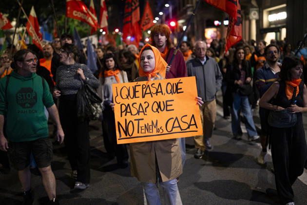 Demonstration by the Socialist Housing Union of Catalonia: Hundreds of people at a rally organized by the Tenants’ Union, the Socialist Housing Union of Catalonia, and COSHAC, under the slogan For Olga and Maricarmen: The Housing Industry Kills, on October 9, 2026, in Barcelona, Catalonia, Spain OCTOBER 9, 2026 CATALONIA HOUSING PROTEST RENTERS’ UNION Lorena Sopê Barcelona Catalonia Barcelona Catalonia Spain  Copyright: xLorenaxSopÃªnax 7833444