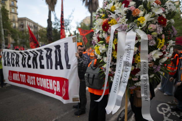 Demonstration by the Socialist Housing Union of Catalonia A wreath of flowers during a rally organized by the Tenants’ Union, the Socialist Housing Union of Catalonia, and COSHAC, under the slogan For Olga and Maricarmen: The Housing Industry Kills, on October 9, 2026, in Barcelona, Catalonia, Spain OCTOBER 9, 2026 CATALONIA HOUSING PROTEST UNION RENTERS WREATH Lorena Sopê Barcelona Catalonia Barcelona Catalonia Spain  Copyright: xLorenaxSopÃªnax 7833458