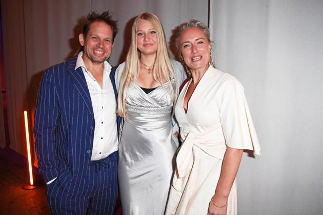 Eva Mona Rodekirchen mit Ehemann Björn Geske und Tochter Martha Geske bei der KINDERSCHUTZENGEL E.V. GALA 2026 im Spindler & Klatt in Berlin am 09.10.2026