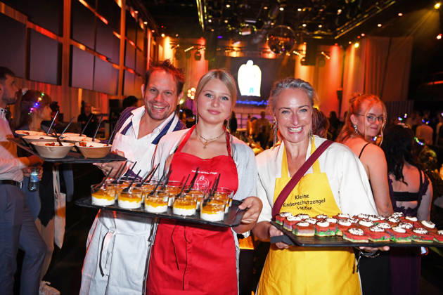 Eva Mona Rodekirchen mit Ehemann Björn Geske und Tochter Martha Geske bei der KINDERSCHUTZENGEL E.V. GALA 2026 im Spindler & Klatt in Berlin am 09.10.2026