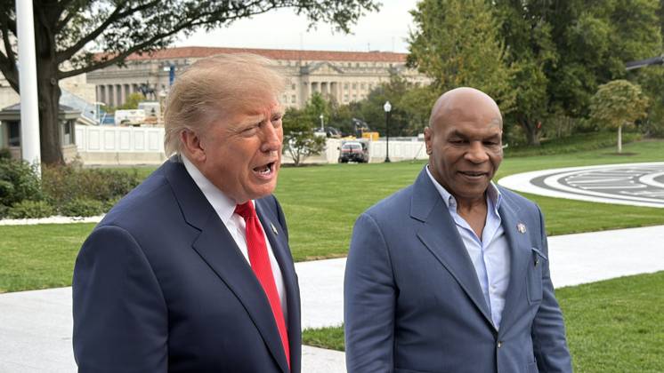 US President Trump departs White House by helicopter with Mike Tyson WASHINGTON, D.C., UNITED STATES - OCTOBER 9: US President Donald Trump departs the White House by helicopter with former heavyweight boxing champion Mike Tyson as part of his midterm election campaign activities, in Washington, DC, on October 9, 2026. Can Hasasu Anadolu Washington, DC United States. Editorial use only. Please get in touch for any other usage.  Copyright: x2026xAnadoluxCanxHasasux