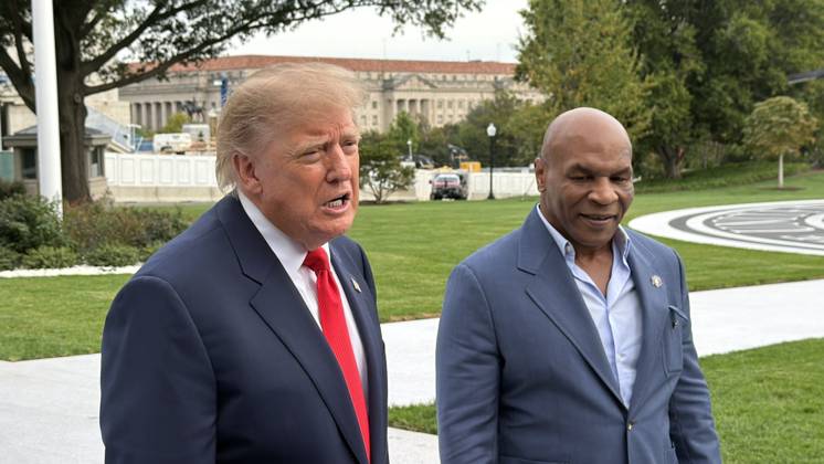 US President Trump departs White House by helicopter with Mike Tyson WASHINGTON, D.C., UNITED STATES - OCTOBER 9: US President Donald Trump departs the White House by helicopter with former heavyweight boxing champion Mike Tyson as part of his midterm election campaign activities, in Washington, DC, on October 9, 2026. Can Hasasu Anadolu Washington, DC United States. Editorial use only. Please get in touch for any other usage.  Copyright: x2026xAnadoluxCanxHasasux