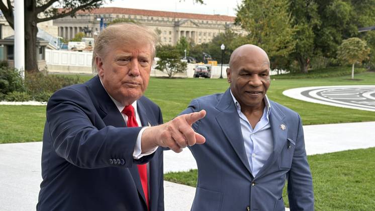 US President Trump departs White House by helicopter with Mike Tyson WASHINGTON, D.C., UNITED STATES - OCTOBER 9: US President Donald Trump departs the White House by helicopter with former heavyweight boxing champion Mike Tyson as part of his midterm election campaign activities, in Washington, DC, on October 9, 2026. Can Hasasu Anadolu Washington, DC United States. Editorial use only. Please get in touch for any other usage.  Copyright: x2026xAnadoluxCanxHasasux