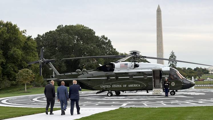 US President Trump departs White House by helicopter with Mike Tyson WASHINGTON, D.C., UNITED STATES - OCTOBER 9: US President Donald Trump departs the White House by helicopter with former heavyweight boxing champion Mike Tyson as part of his midterm election campaign activities, in Washington, DC, on October 9, 2026. Can Hasasu Anadolu Washington, DC United States. Editorial use only. Please get in touch for any other usage.  Copyright: x2026xAnadoluxCanxHasasux