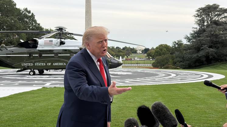 US President Trump departs White House by helicopter with Mike Tyson WASHINGTON, D.C., UNITED STATES - OCTOBER 9: US President Donald Trump departs the White House by helicopter with former heavyweight boxing champion Mike Tyson (not seen) as part of his midterm election campaign activities, in Washington, DC, on October 9, 2026. Can Hasasu Anadolu Washington, DC United States. Editorial use only. Please get in touch for any other usage.  Copyright: x2026xAnadoluxCanxHasasux