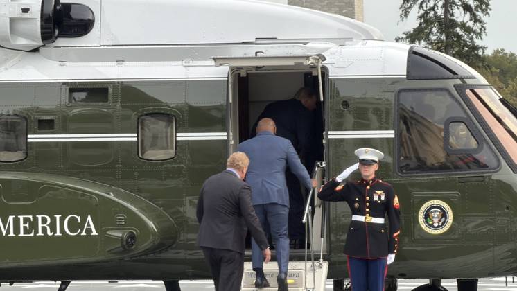 US President Trump departs White House by helicopter with Mike Tyson WASHINGTON, D.C., UNITED STATES - OCTOBER 9: US President Donald Trump departs the White House by helicopter with former heavyweight boxing champion Mike Tyson as part of his midterm election campaign activities, in Washington, DC, on October 9, 2026. Can Hasasu Anadolu Washington, DC United States. Editorial use only. Please get in touch for any other usage.  Copyright: x2026xAnadoluxCanxHasasux