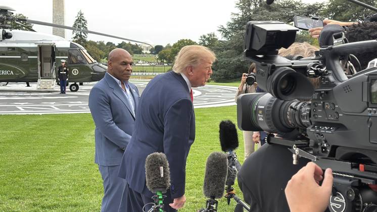 US President Trump departs White House by helicopter with Mike Tyson WASHINGTON, D.C., UNITED STATES - OCTOBER 9: US President Donald Trump departs the White House by helicopter with former heavyweight boxing champion Mike Tyson as part of his midterm election campaign activities, in Washington, DC, on October 9, 2026. Can Hasasu Anadolu Washington, DC United States. Editorial use only. Please get in touch for any other usage.  Copyright: x2026xAnadoluxCanxHasasux