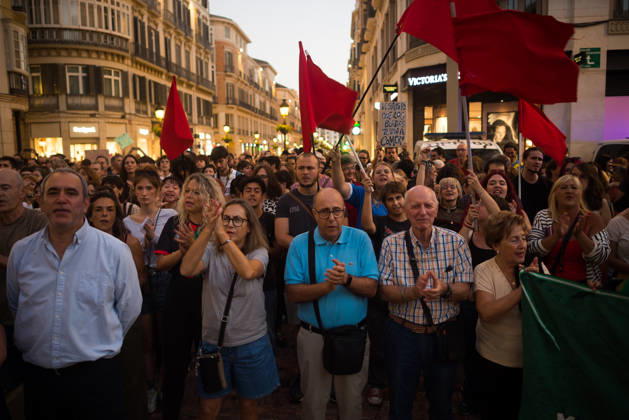 Protest in memory of Maricarmen in Malaga - 09 Oct 2026 Protesters are seen chanting slogans during a tribute and minute of silence in memory of Maricarmen Abascal, the 87-year-old woman who was evicted of her house and died in hospital a few days later. Thousands of people demand decent housing and to continue with the legacy of Maricarmen Abascal. Spain’s housing crisis has forced people to take to the streets, urging the Spanish government to take action and implement effective policies to regulate housing prices and protect vulnerable people. Malaga Spain Copyright: xJesusxMeridax xSOPAxImagesx 09102026_JMERIDA1-11