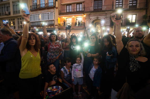 Protest in memory of Maricarmen in Malaga - 09 Oct 2026 Protesters are seen lighting their mobile phones during a tribute and minute of silence in memory of Maricarmen Abascal, the 87-year-old woman who was evicted of her house and died in hospital a few days later. Thousands of people demand decent housing and to continue with the legacy of Maricarmen Abascal. Spain’s housing crisis has forced people to take to the streets, urging the Spanish government to take action and implement effective policies to regulate housing prices and protect vulnerable people. Malaga Spain Copyright: xJesusxMeridax xSOPAxImagesx 09102026_JMERIDA1-14
