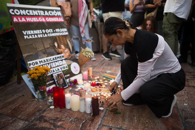 Protest in memory of Maricarmen in Malaga - 09 Oct 2026 A protester is seen lighting a candle next to a picture of Maricarmen as a tribute during a protest and a minute of silence in memory of Maricarmen Abascal, the 87-year-old woman who was evicted of her house and died in hospital a few days later. Thousands of people demand decent housing and to continue with the legacy of Maricarmen Abascal. Spain’s housing crisis has forced people to take to the streets, urging the Spanish government to take action and implement effective policies to regulate housing prices and protect vulnerable people. Malaga Spain Copyright: xJesusxMeridax xSOPAxImagesx 09102026_JMERIDA1-2