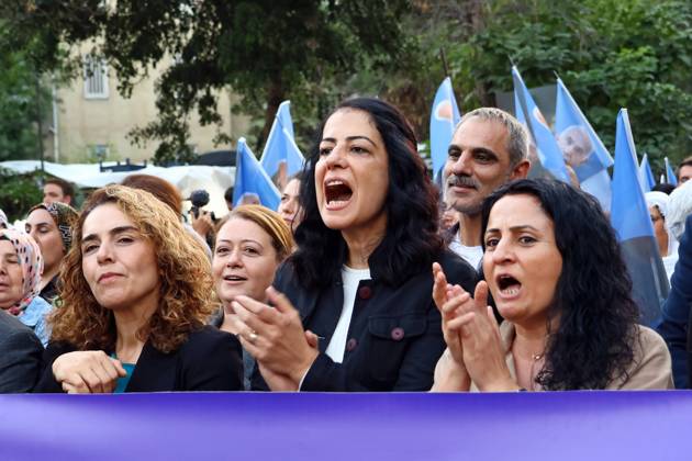 The anniversary of PKK leader Abdullah Ocalan s expulsion from Syria was protested in Diyarbakir, Turkey - 09 Oct 2026 Former Kurdish MP Ayla Akat Ata (Middle) is seen chanting slogans during a protest for PKK leader Abdullah Ocalan in Diyarbakir. Ata served seven and a half years in prison in Turkey. A protest was held in the city of Diyarbakir in Turkey, by the Peoples Equality and Democracy Party (DEM Party) and various Kurdish organizations and parties to mark the anniversary of PKK leader Abdullah Ocalan’s expulsion from Syria on October 9, 1998. Ocalan, the leader of the armed Kurdish organization the Kurdistan Workers Party (PKK), was captured in Kenya, taken to Turkey, and arrested after being expelled from Syria. Imprisoned for 2 Copyright: xMehmetxMasumxSuerx xSOPAxImagesx ocln04_MMSuer