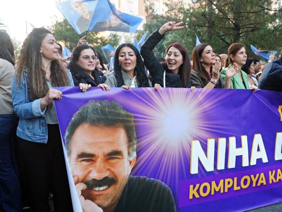 The anniversary of PKK leader Abdullah Ocalan s expulsion from Syria was protested in Diyarbakir, Turkey - 09 Oct 2026 Protesters are seen carrying a banner featuring a photograph of PKK leader Abdullah Ocalan during the protest. A protest was held in the city of Diyarbakir in Turkey, by the Peoples Equality and Democracy Party (DEM Party) and various Kurdish organizations and parties to mark the anniversary of PKK leader Abdullah Ocalan’s expulsion from Syria on October 9, 1998. Ocalan, the leader of the armed Kurdish organization the Kurdistan Workers Party (PKK), was captured in Kenya, taken to Turkey, and arrested after being expelled from Syria. Imprisoned for 27 years, Ocalan has been conducting peace talks with the Turkish state fo Copyright: xMehmetxMasumxSuerx xSOPAxImagesx ocln15_MMSuer