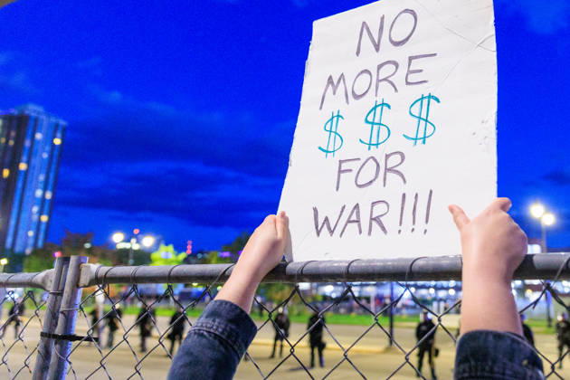 October 9, 2026, Syracuse, Ny, USA: A sign held up at the security fence in front of the NY State Police in riot gear. Syracuse USA  - ZUMAh195 20261009_znp_h195_007 Copyright: xAlexxHamerx