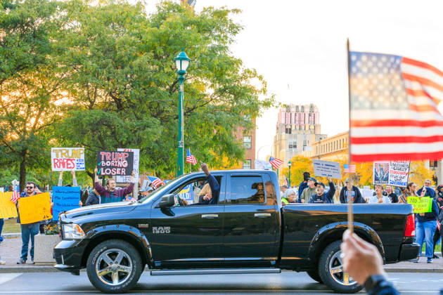 October 9, 2026, Syracuse, Ny, USA: A Trump supportor gives protestors the middle finger. Syracuse USA  - ZUMAh195 20261009_znp_h195_014 Copyright: xAlexxHamerx