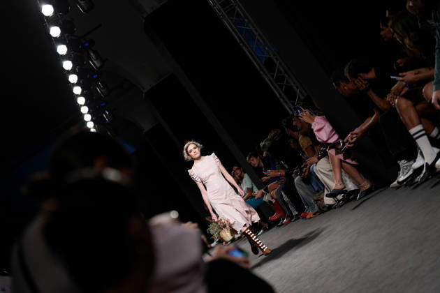 Lisbon Fashion Week in Lisboa, Portugal - 09 Oct 2026 A model walks the runway during Francisca Nabinho fashion show at ModaLisboa Priority, Lisbon Fashion Week in Lisboa. Lisbon Portugal Copyright: xBrunoxdexCarvalhox xSOPAxImagesx brunodecarvalho_modalisboapriority-1312