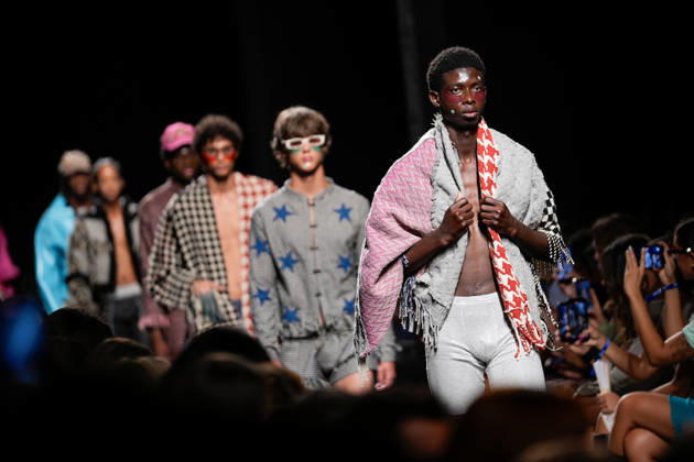Lisbon Fashion Week in Lisboa, Portugal - 09 Oct 2026 A model walks the runway during Ariana Orrico fashion show at ModaLisboa Priority, Lisbon Fashion Week in Lisboa. Lisbon Portugal Copyright: xBrunoxdexCarvalhox xSOPAxImagesx brunodecarvalho_modalisboapriority-1467