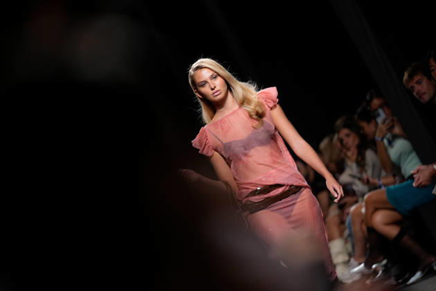 Lisbon Fashion Week in Lisboa, Portugal - 09 Oct 2026 A model walks the runway during Francisca Nabinho fashion show at ModaLisboa Priority, Lisbon Fashion Week in Lisboa. Lisbon Portugal Copyright: xBrunoxdexCarvalhox xSOPAxImagesx brunodecarvalho_modalisboapriority-1722