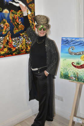 Sylke Bach bei der Vernissage der 4. Pop-up-Ausstellung der M.A.R.X.-Bande in der Galerie GlogauAIR. Berlin, 09.10.2026