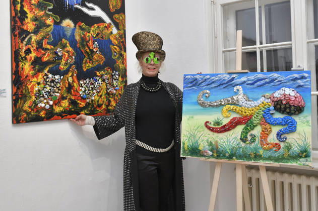 Sylke Bach bei der Vernissage der 4. Pop-up-Ausstellung der M.A.R.X.-Bande in der Galerie GlogauAIR. Berlin, 09.10.2026