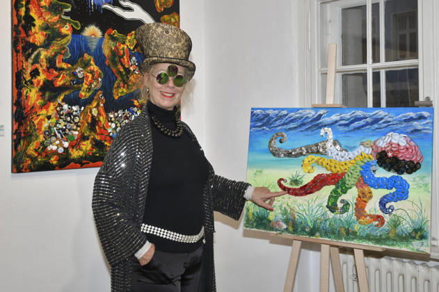 Sylke Bach bei der Vernissage der 4. Pop-up-Ausstellung der M.A.R.X.-Bande in der Galerie GlogauAIR. Berlin, 09.10.2026